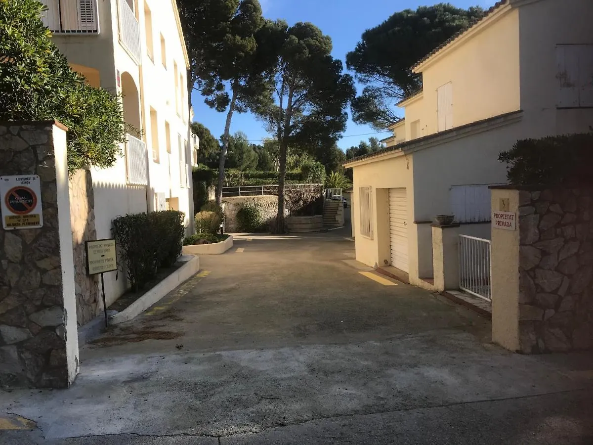 A Chic Four-Person Apartment By The Beach At Cap Ras Llanca